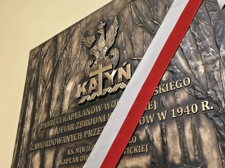 29 nazwisk na tablicy w Piekarach Śląskich. Pamięć o kapelanach Katynia